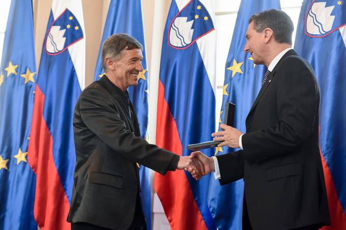 Predsednik Republike Slovenije Borut Pahor je Lojzetu Kosu vročil odlikovanje medaljo za zasluge na slovesnosti v Predsedniški palači